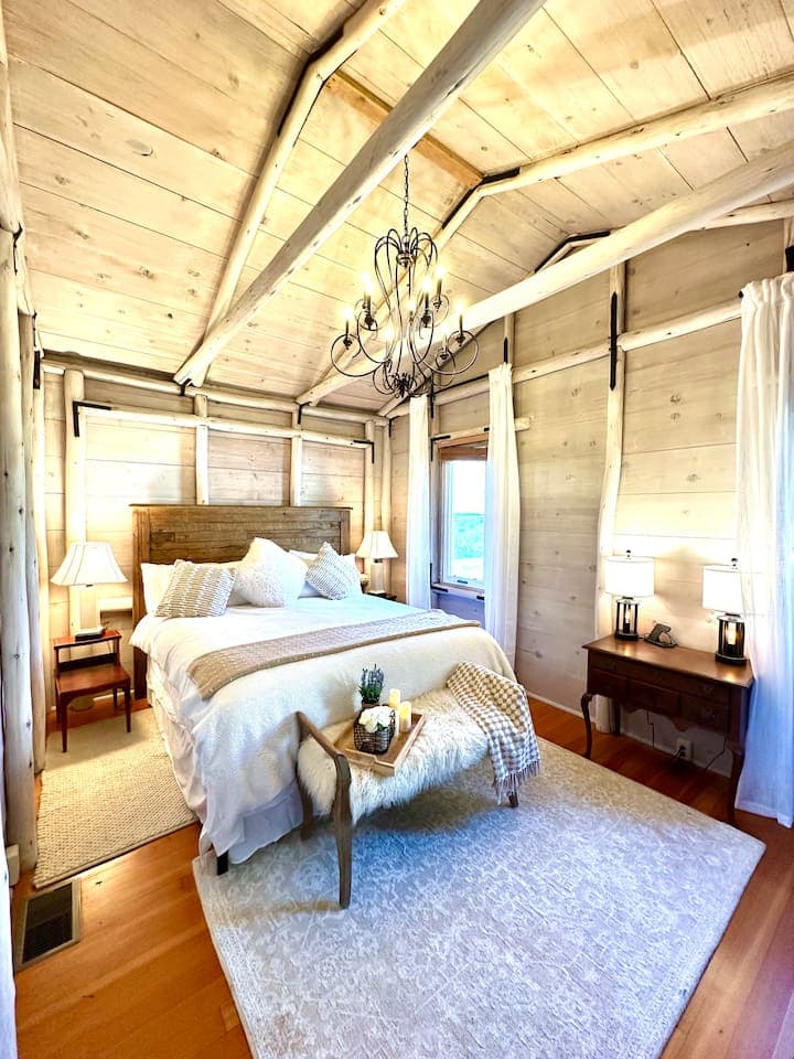 ****Newly remodeled Master Bedroom / King Suite****(February 2024)Brand New Pillowtop  deluxe mattress and new 100% cotton luxury linens. Relax and sleep  with the sound of the waves crashing and fresh coastal air.  Original 1930 hardwood floors
