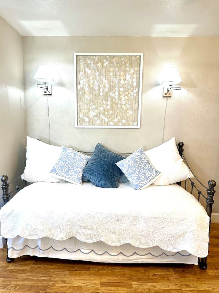 Queen Suite: In addition to 2 new Queen Beds, we have a comfy twin Daybed with pull out twin trundle for comfort and cozy sleeping accommodations for 6. Tastefully and professionally decorated to be a haven of luxury and comfort.