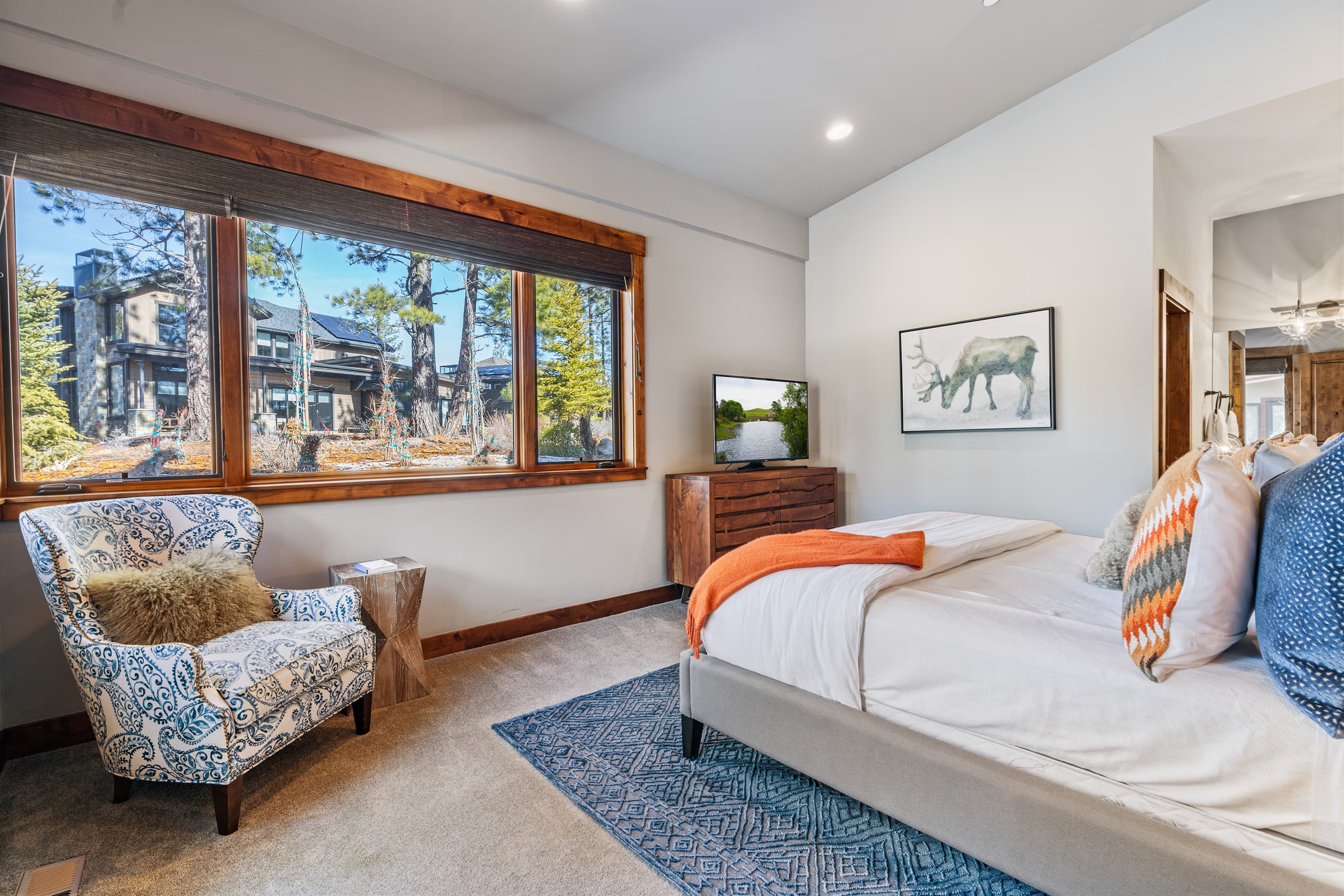 This first-floor bedroom offers ultimate comfort with a plush king bed, a 49" Smart TV, and an en-suite bathroom. Wake up to stunning views right from your room, and step outside to the patio to soak in the beauty of Schaffer’s Mill.