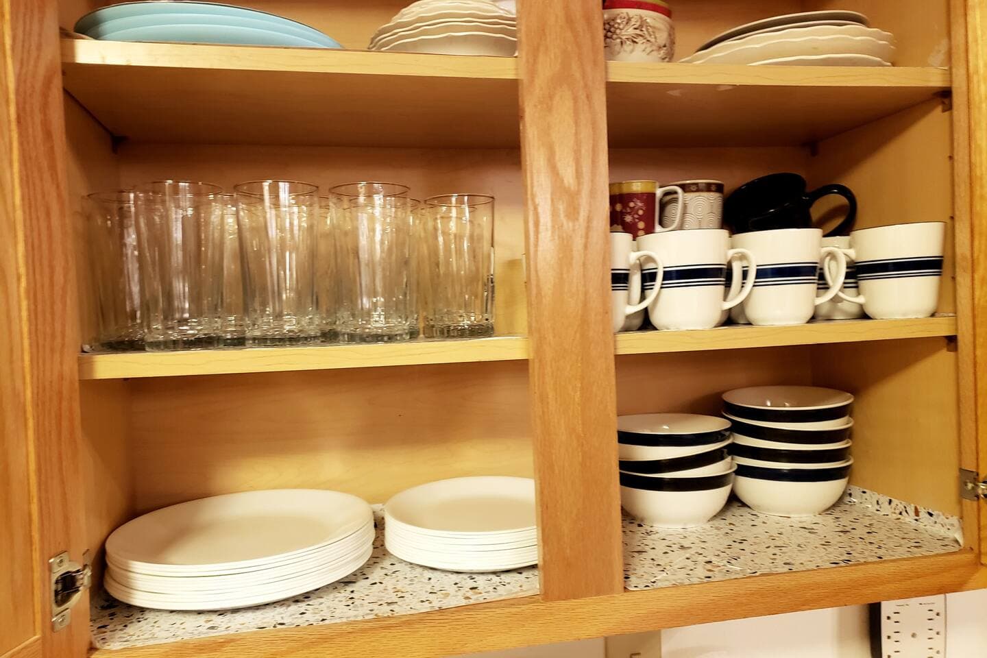 Kitchen: plates, bowls, mugs, drink glasses