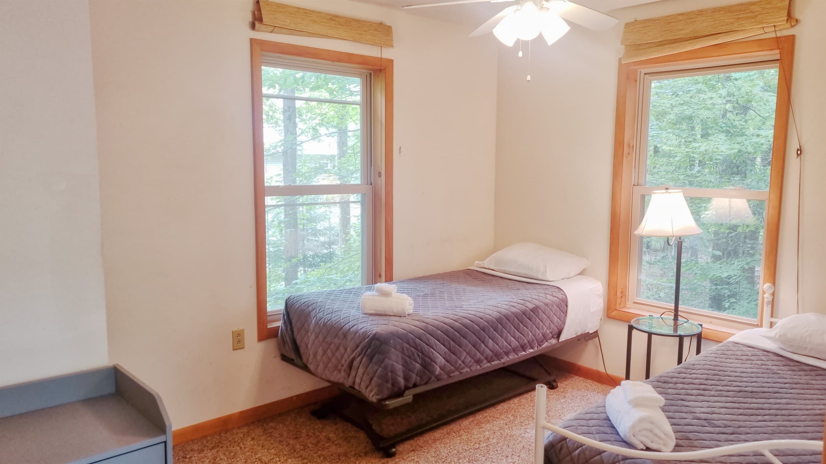 Bedroom 4 with 2 twin beds
