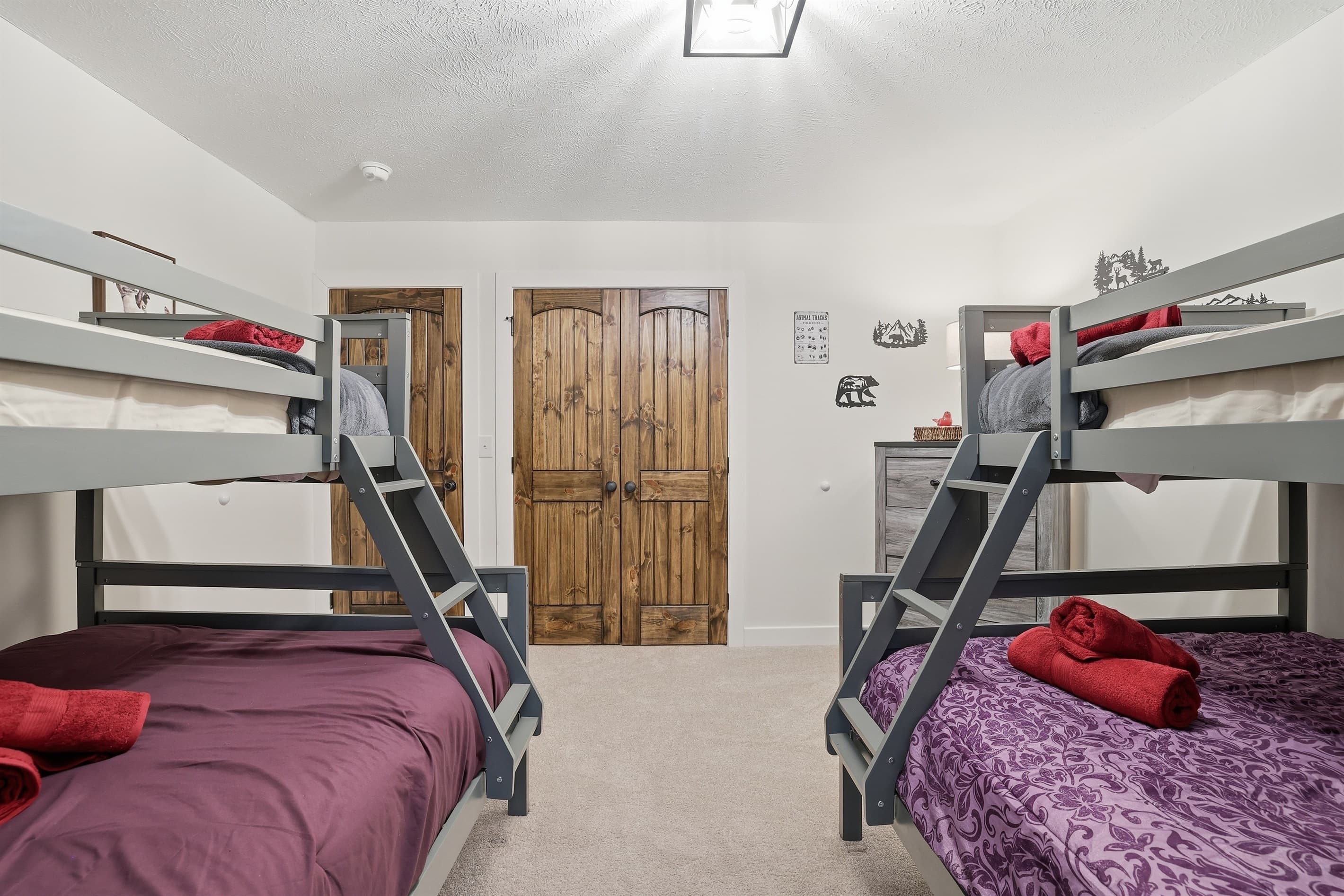 Bedroom 4 with two bunk beds - twin over full