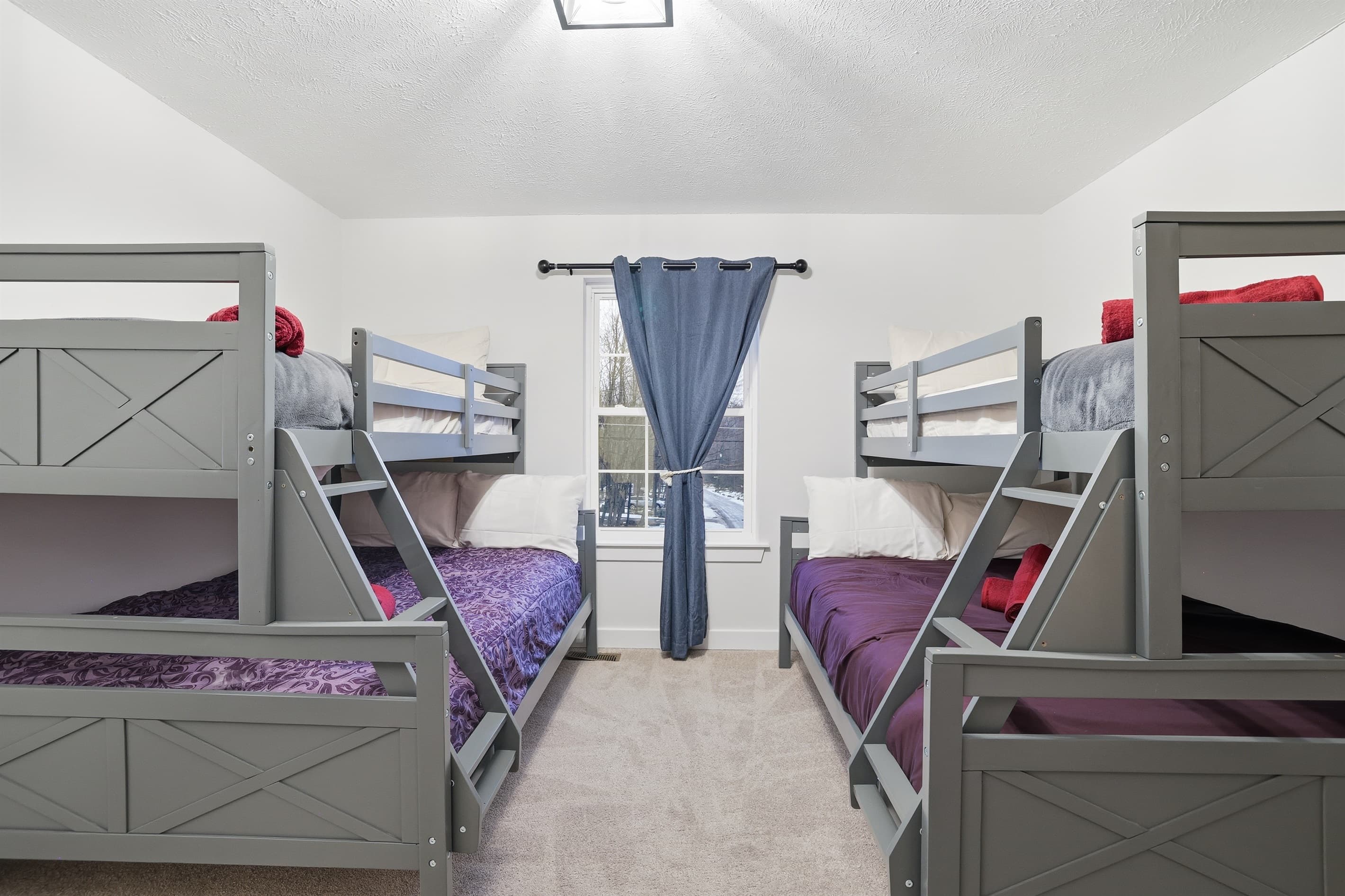 Bedroom 4 with two bunk beds - twin over full