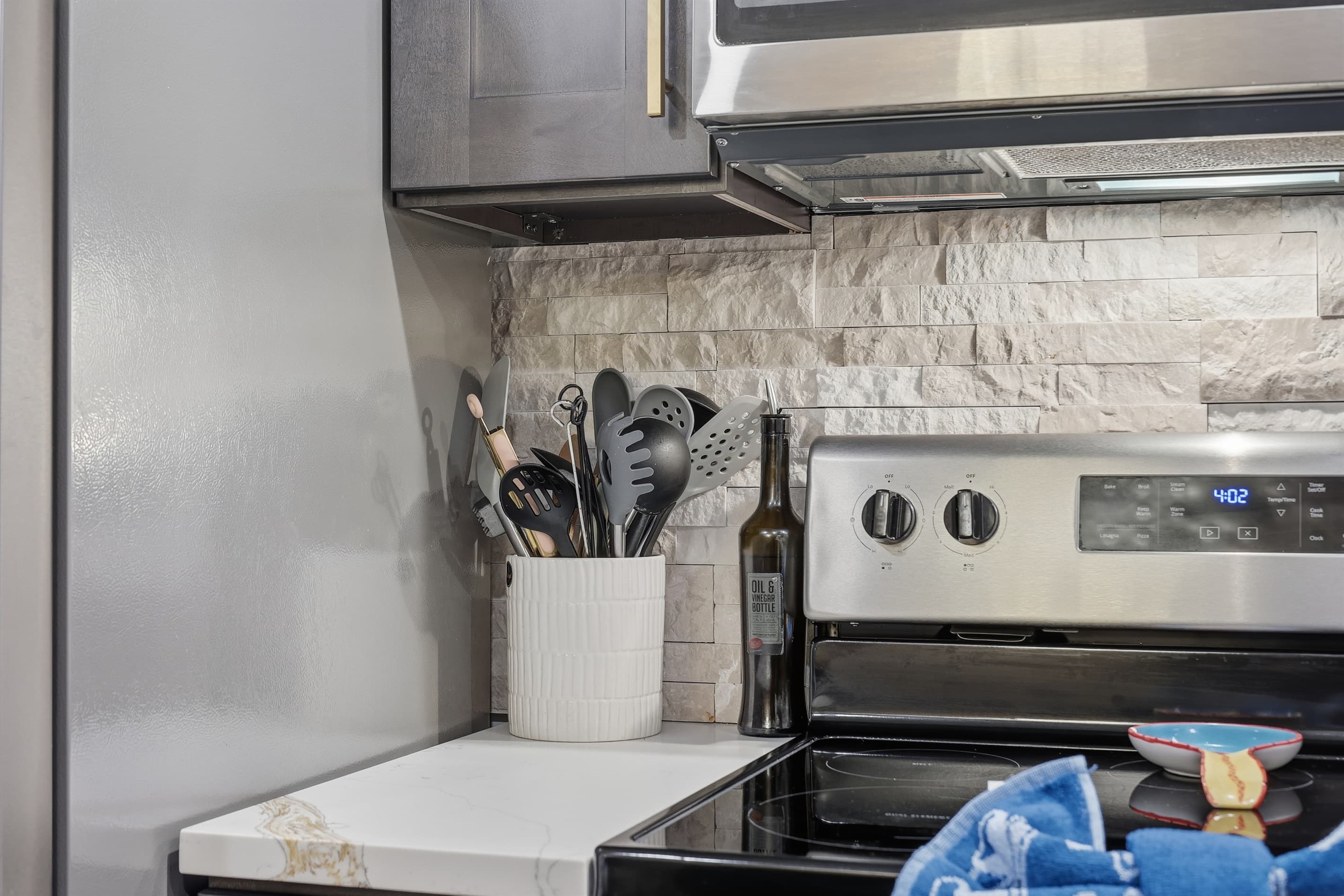 Fully stocked kitchen with stainless steel appliances, quartz countertop and a breakfast and dining area