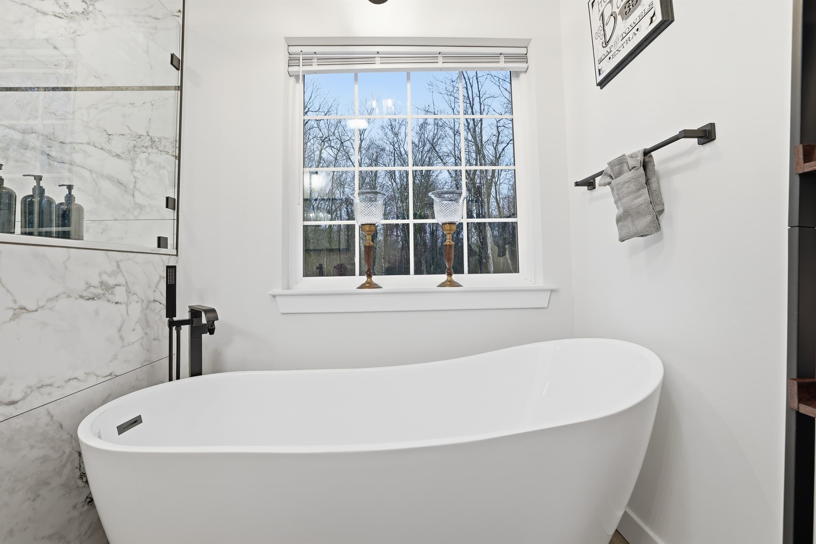 Bathtub in en-suite bathroom