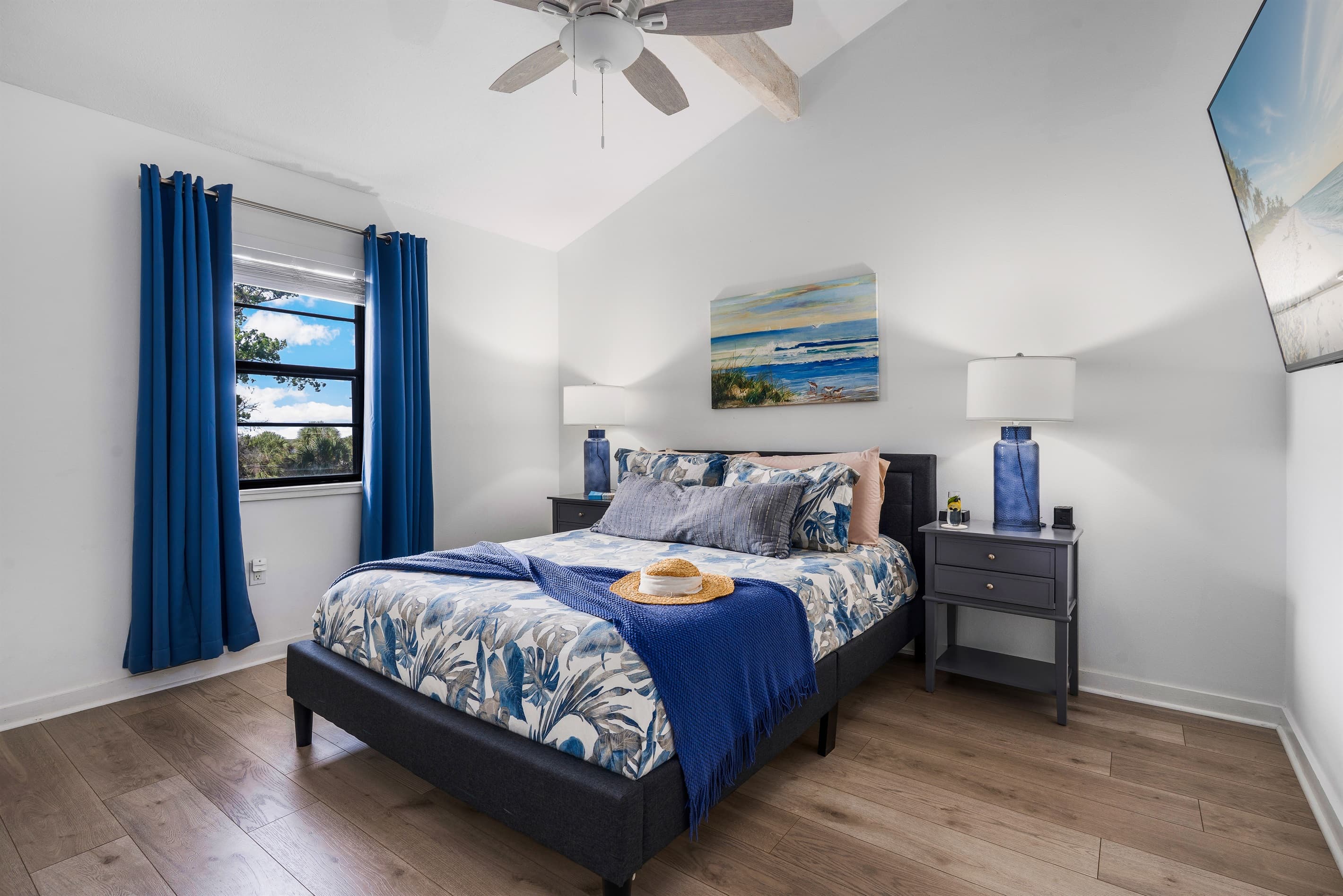 Coastal queen retreat-soft linens, natural light, and a private  50" smart tv. Bedroom 2 (3rd floor)
