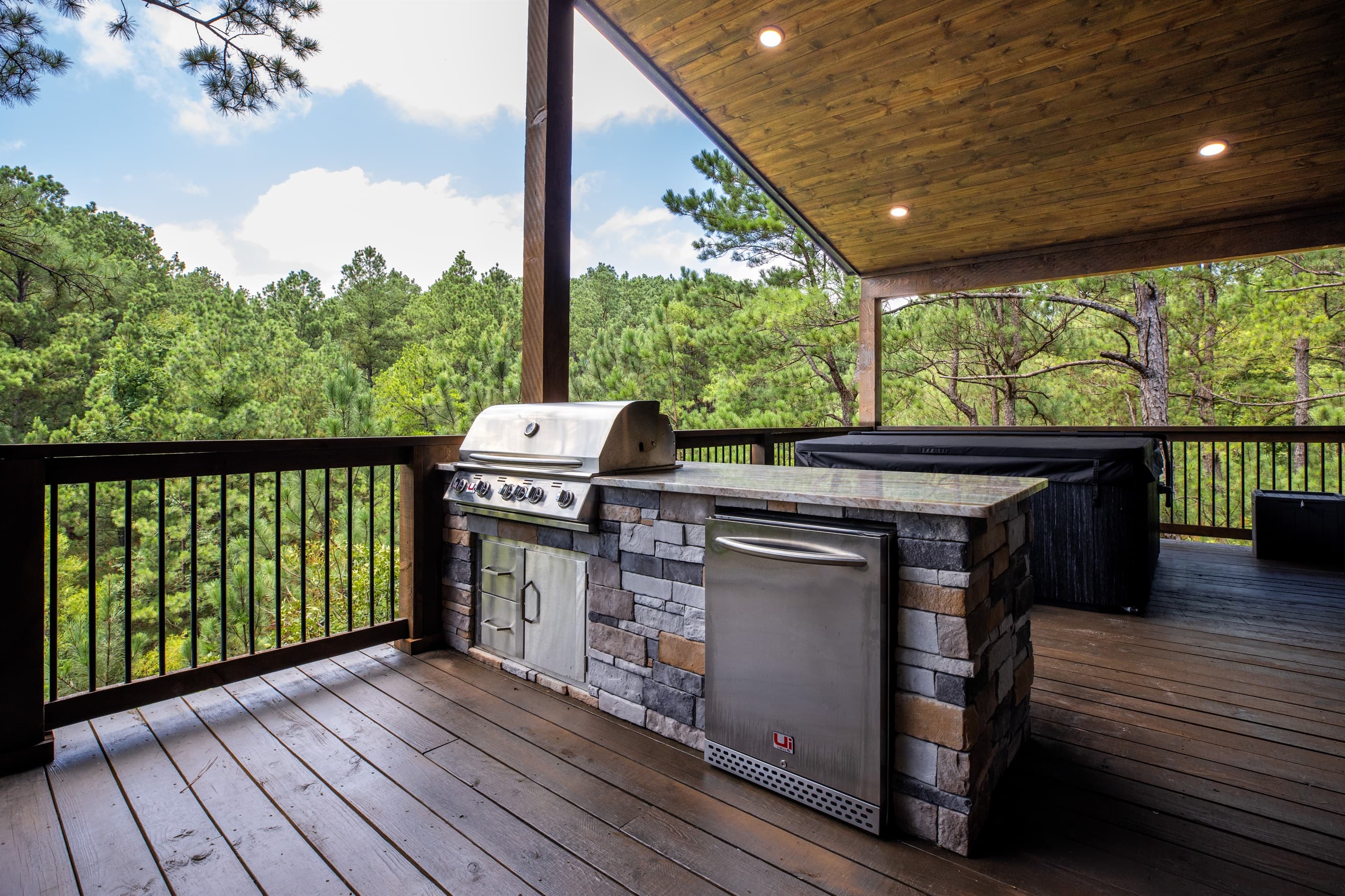 BBQ Grill & Outdoor Fridge