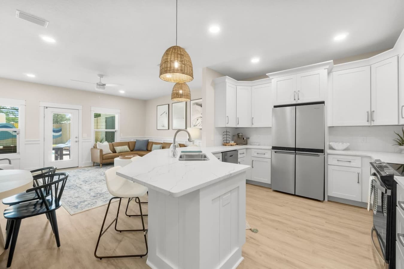 A fully equipped kitchen with all the essentials + an air fryer and rice cooker