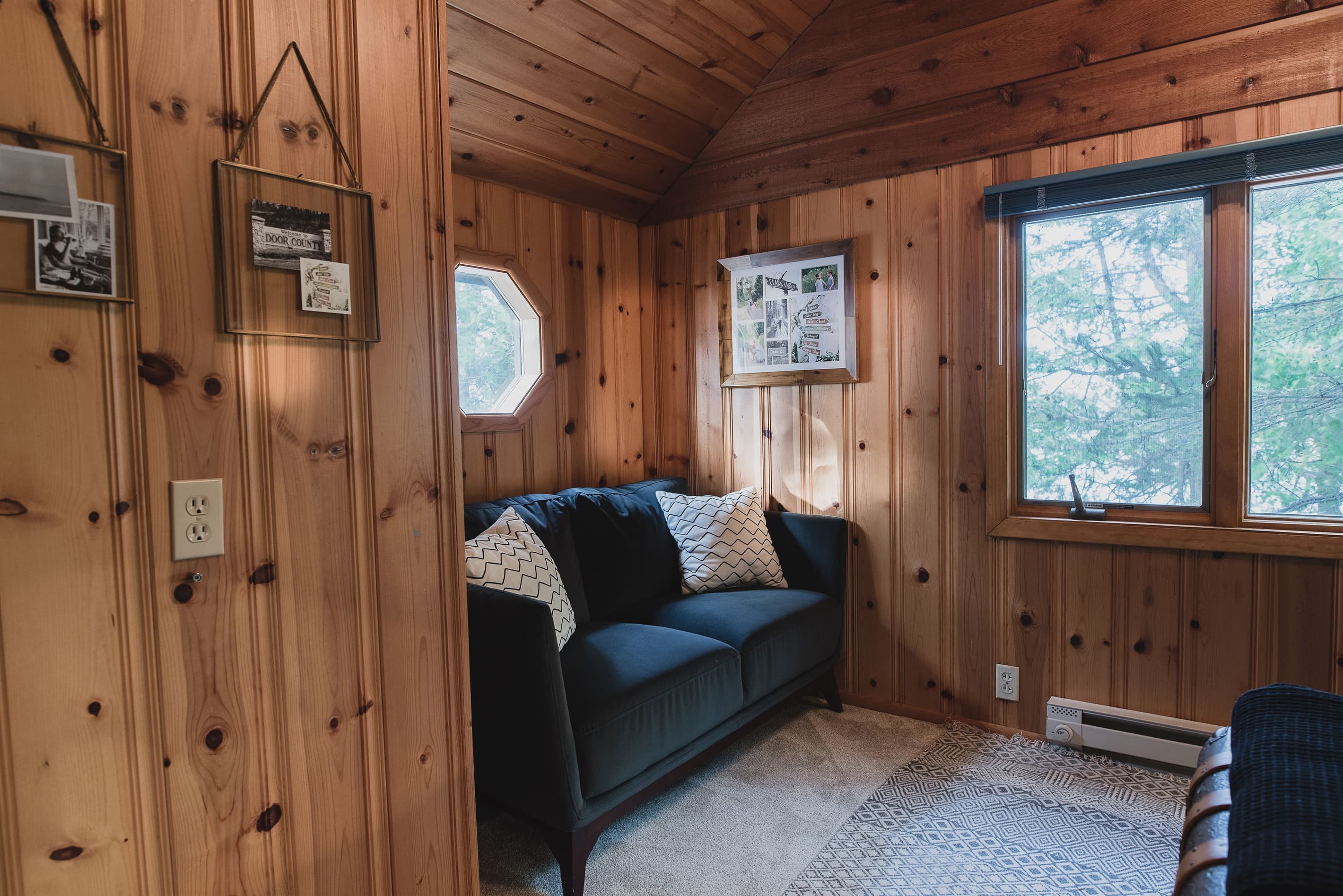 Cute little nook to read a book with a view of the lake.