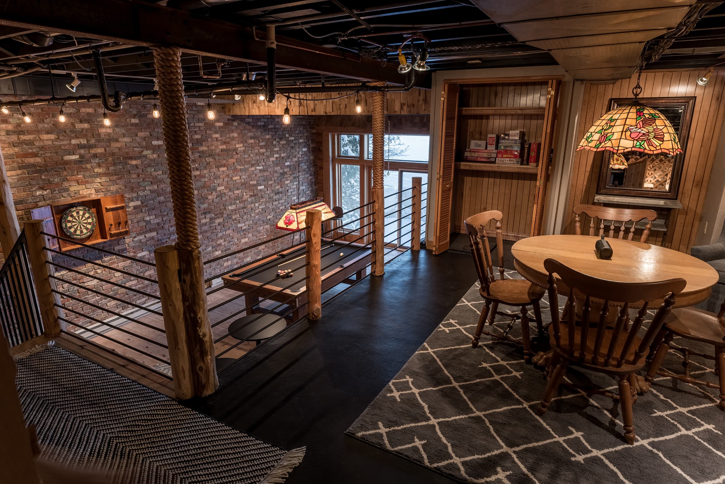 You'll find an entertainment space with game table, dark board and pool table.