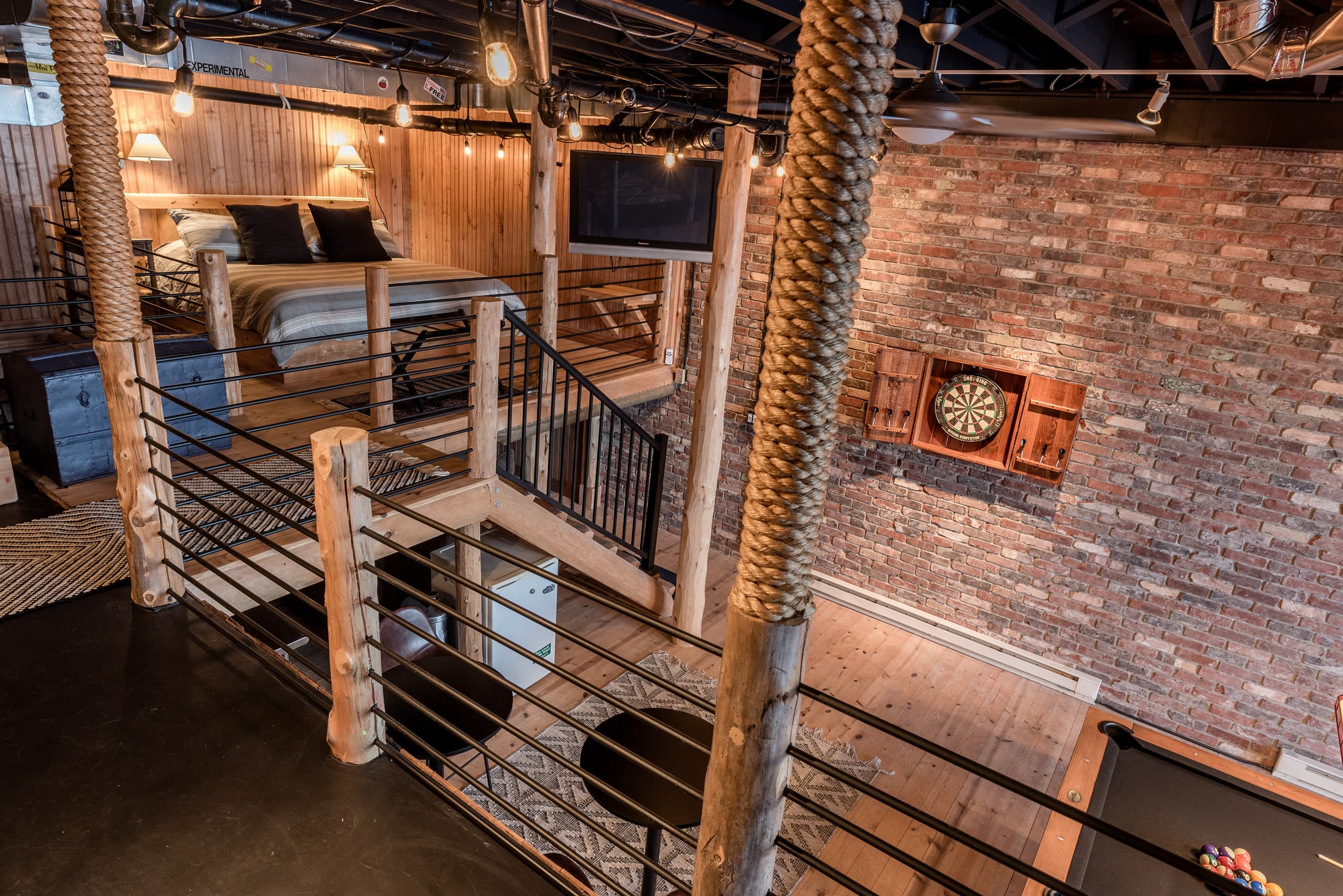You'll find an entertainment space with game table, dark board and pool table.