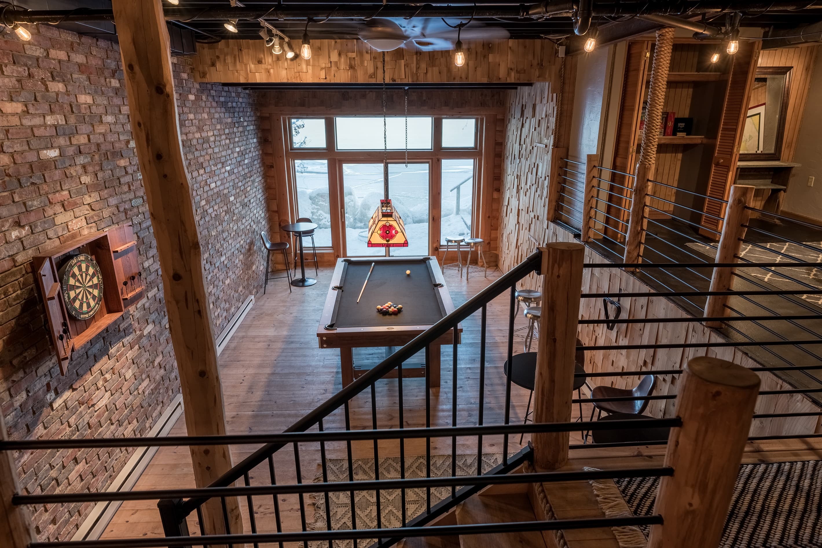 You'll find an entertainment space with game table, dark board and pool table.