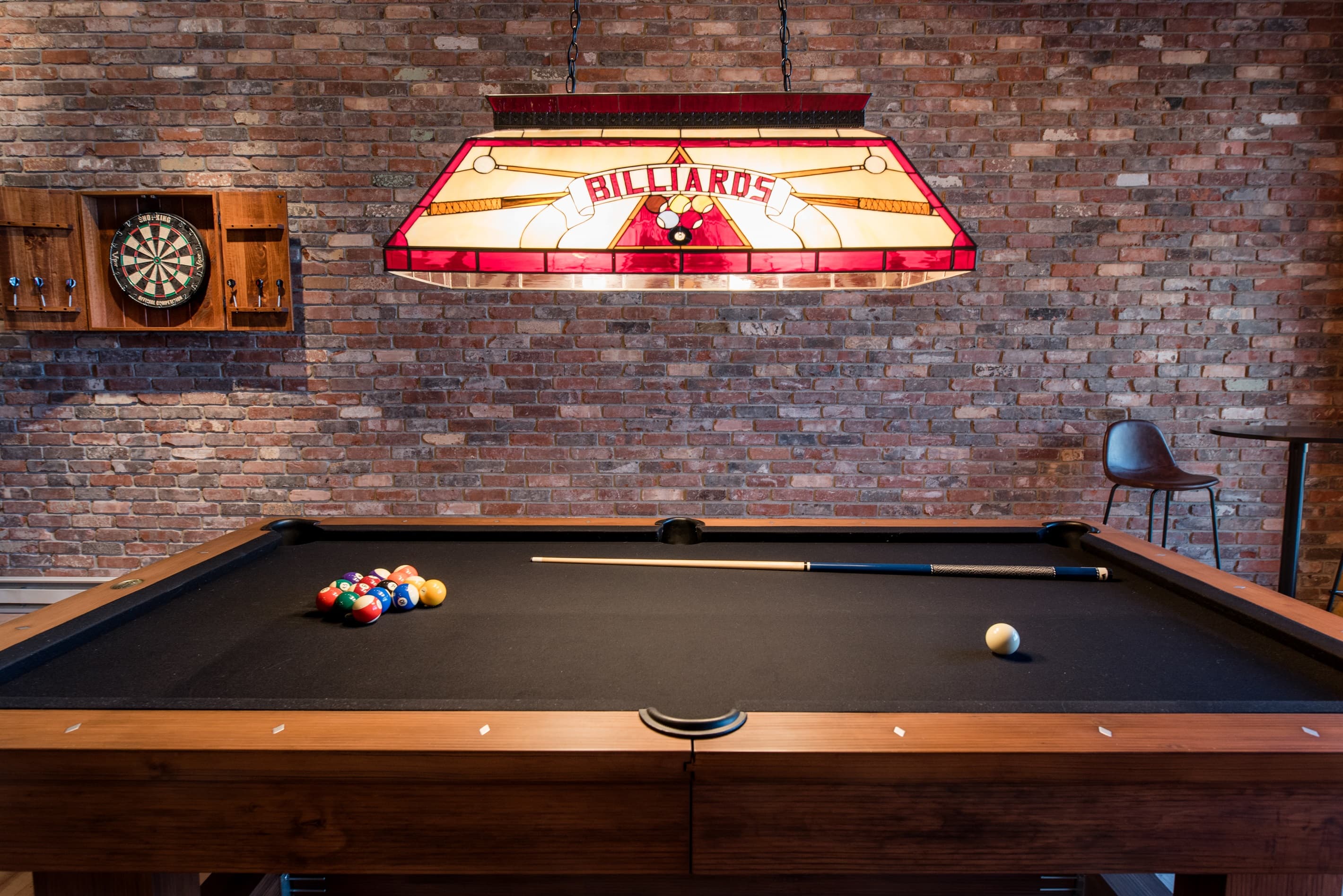 You'll find an entertainment space with game table, dark board and pool table.