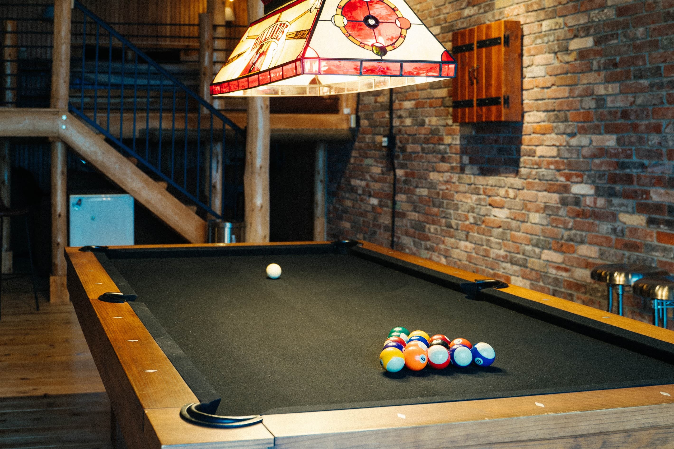 You'll find an entertainment space with game table, dark board and pool table.