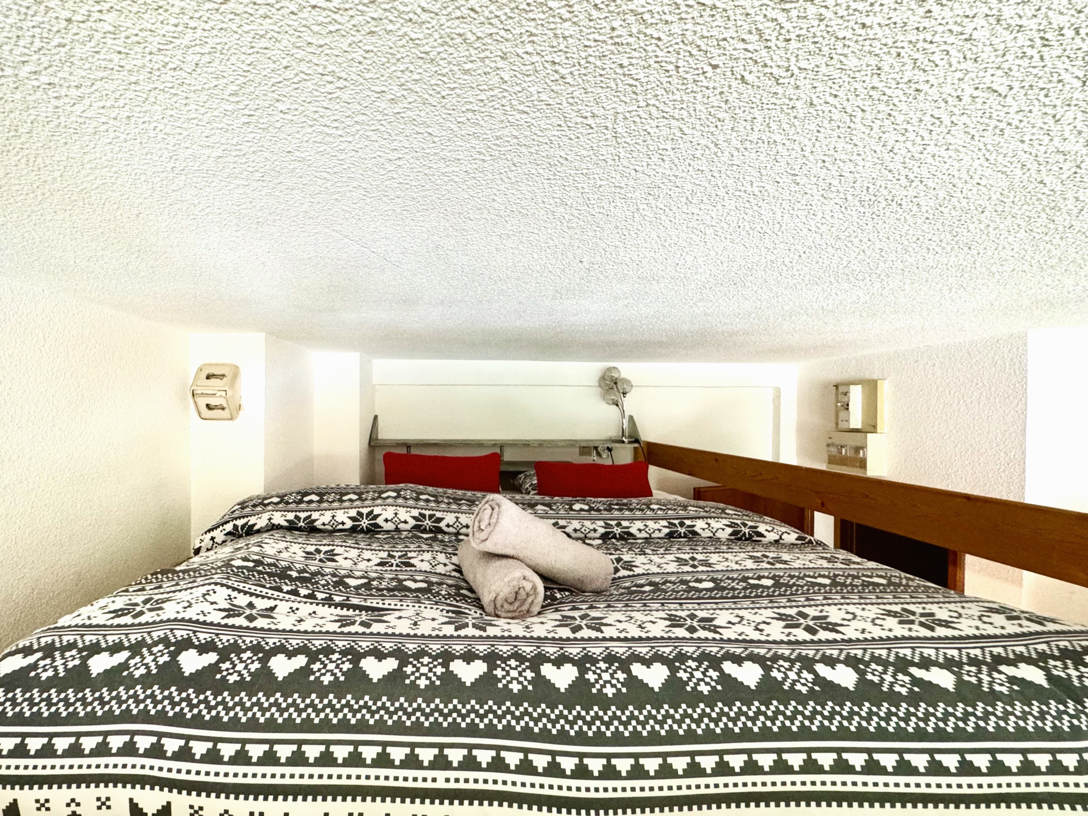 Sans linge. Lit en mezzanine 2 matelas pouvant faire un grand lit ou deux petits pour les enfants.