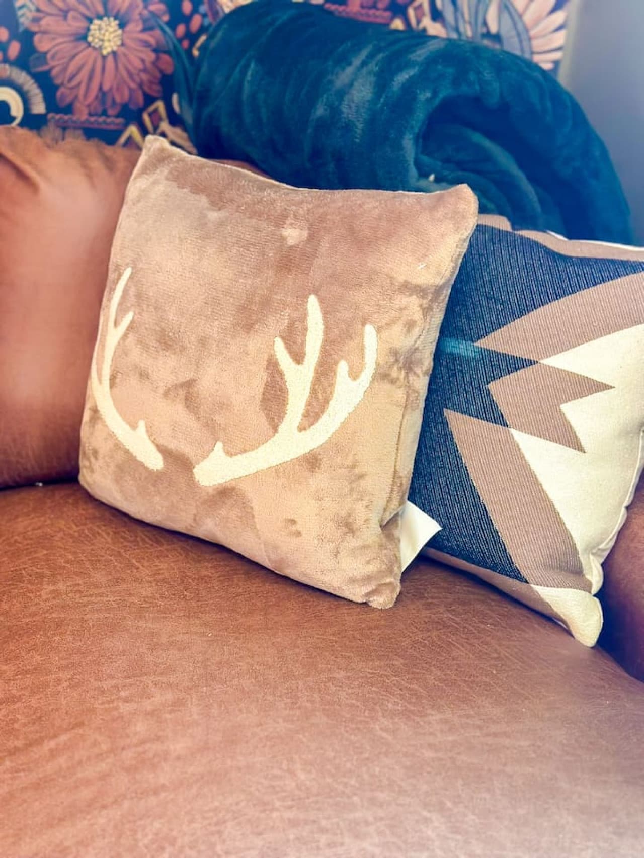 Cozy details in the Bigfoot Hunters Hideaway. Love this little nod to the wild with our antler pillow.