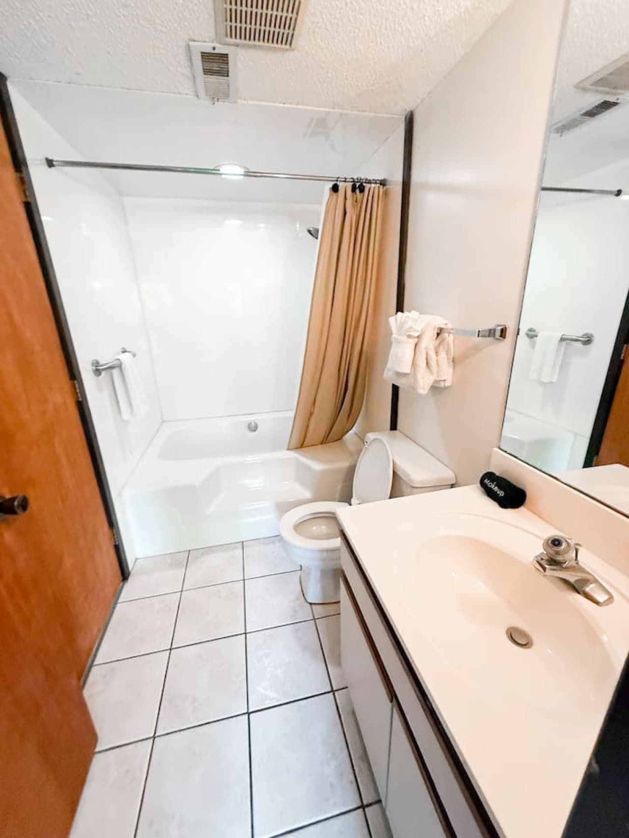 "Bright and functional! This bathroom offers a unique design with great light, ensuring a comfortable start to your day."