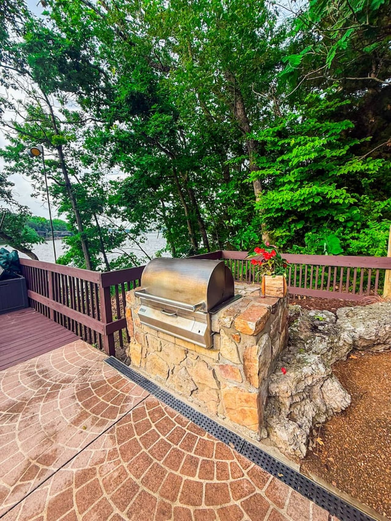 Fire up the grill! Guests can use the shared grills near the pool while enjoying lakeside views—just check with the office first!
