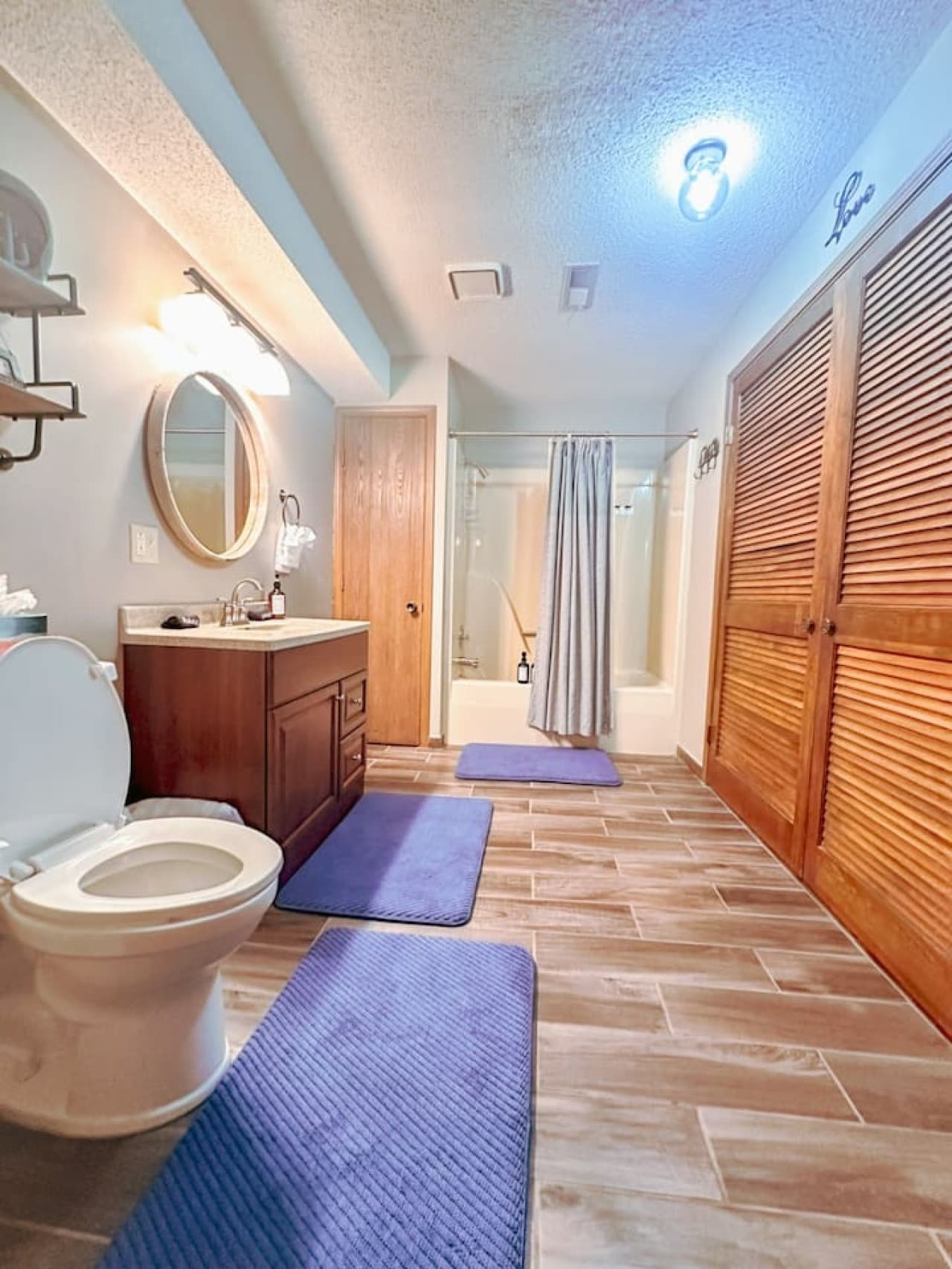 A peek inside: the first bathroom, easily accessible from the living area.