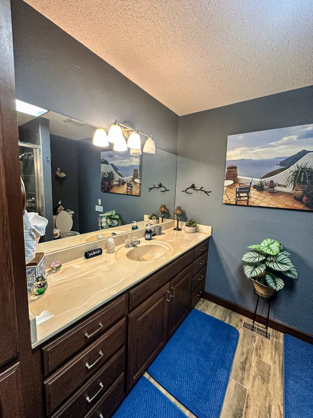 Freshen up in the privacy of your master ensuite.