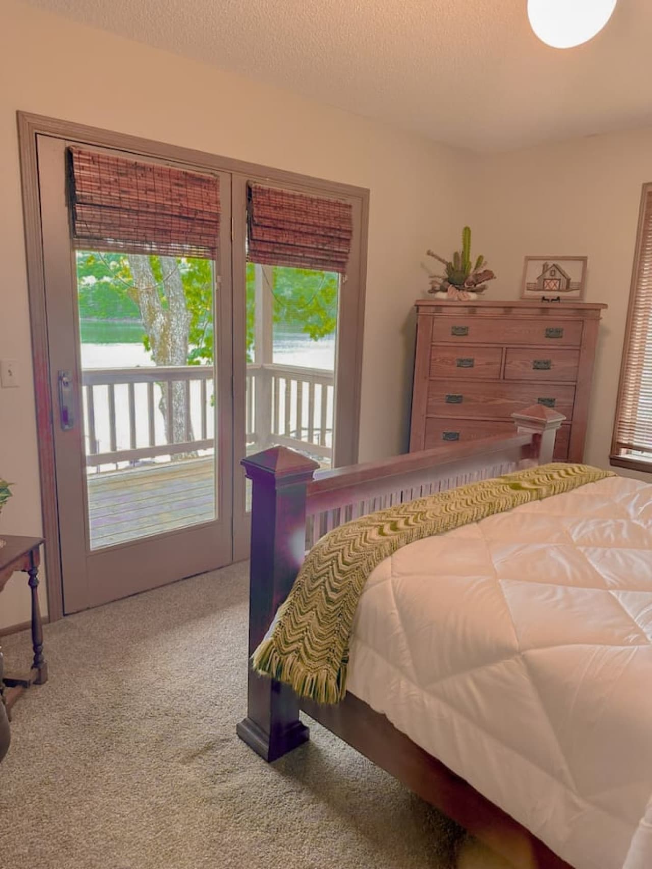 Imagine waking up to the gentle beauty of the lake. Our queen bedroom makes it a reality.
