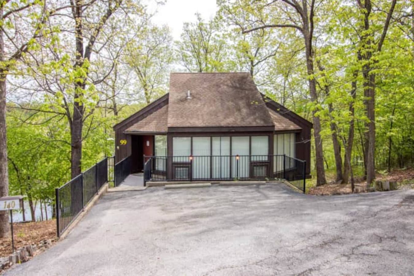 Spacious Property with Ample Parking – Perfect for Guests!