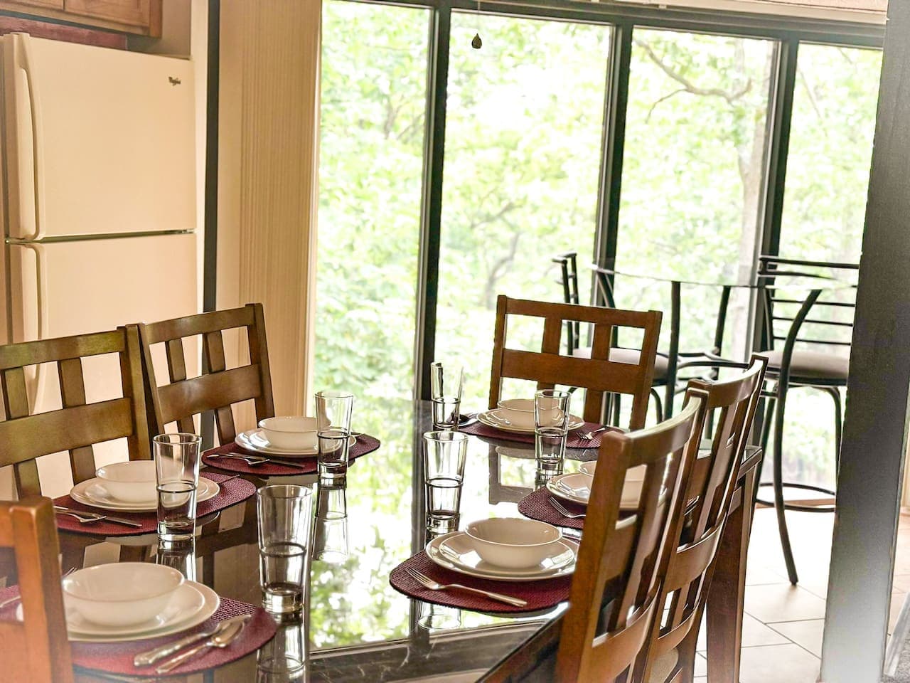 Fuel up for lake days or wind down after a sunset cruise—this dining area is part of your perfect Lakecation!