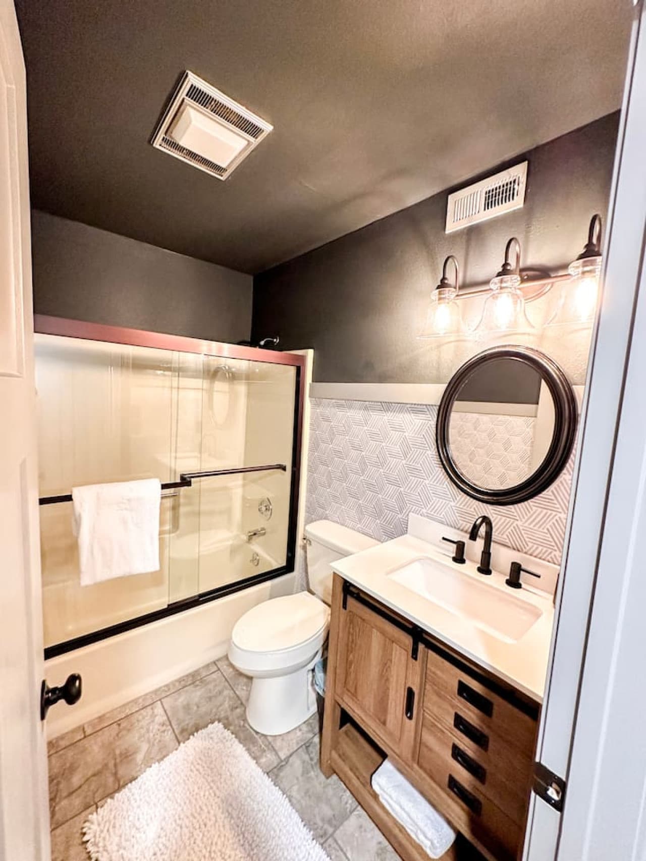 Enjoy a bathroom stocked with all the essentials for a comfortable stay! Featuring fresh towels, toiletries, and a clean, modern design for a refreshing experience.