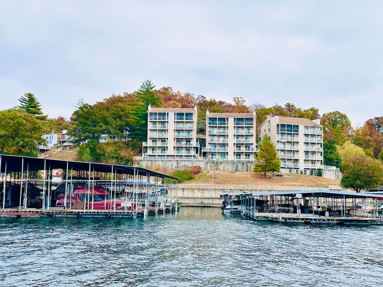 Discover the magic of lakeside living with a cozy condo getaway – your own slice of waterfront paradise.