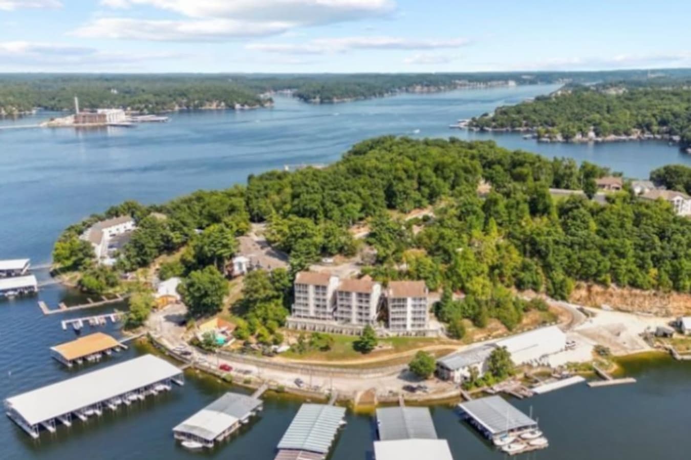 Appreciate to the picturesque landscape of Lake Ozark. The apartment is located right at the heart of the town and with unobstructed view of the lake