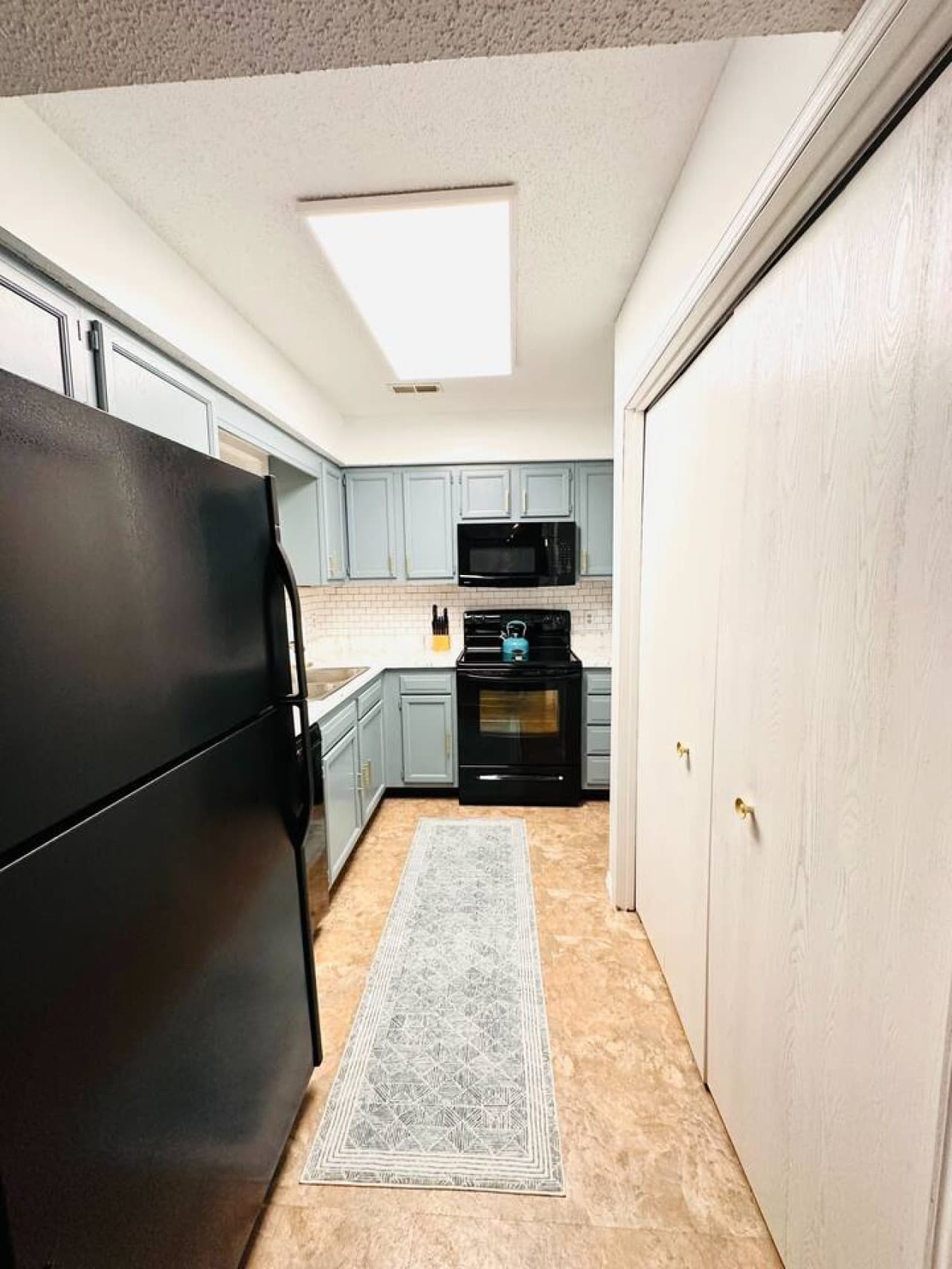 Whip up your favorite meals in this well-equipped kitchen at Hickory Haven!  From morning coffee to delicious dinners, you'll find everything you need to feel right at home during your memorable Lake of the Ozarks getaway.