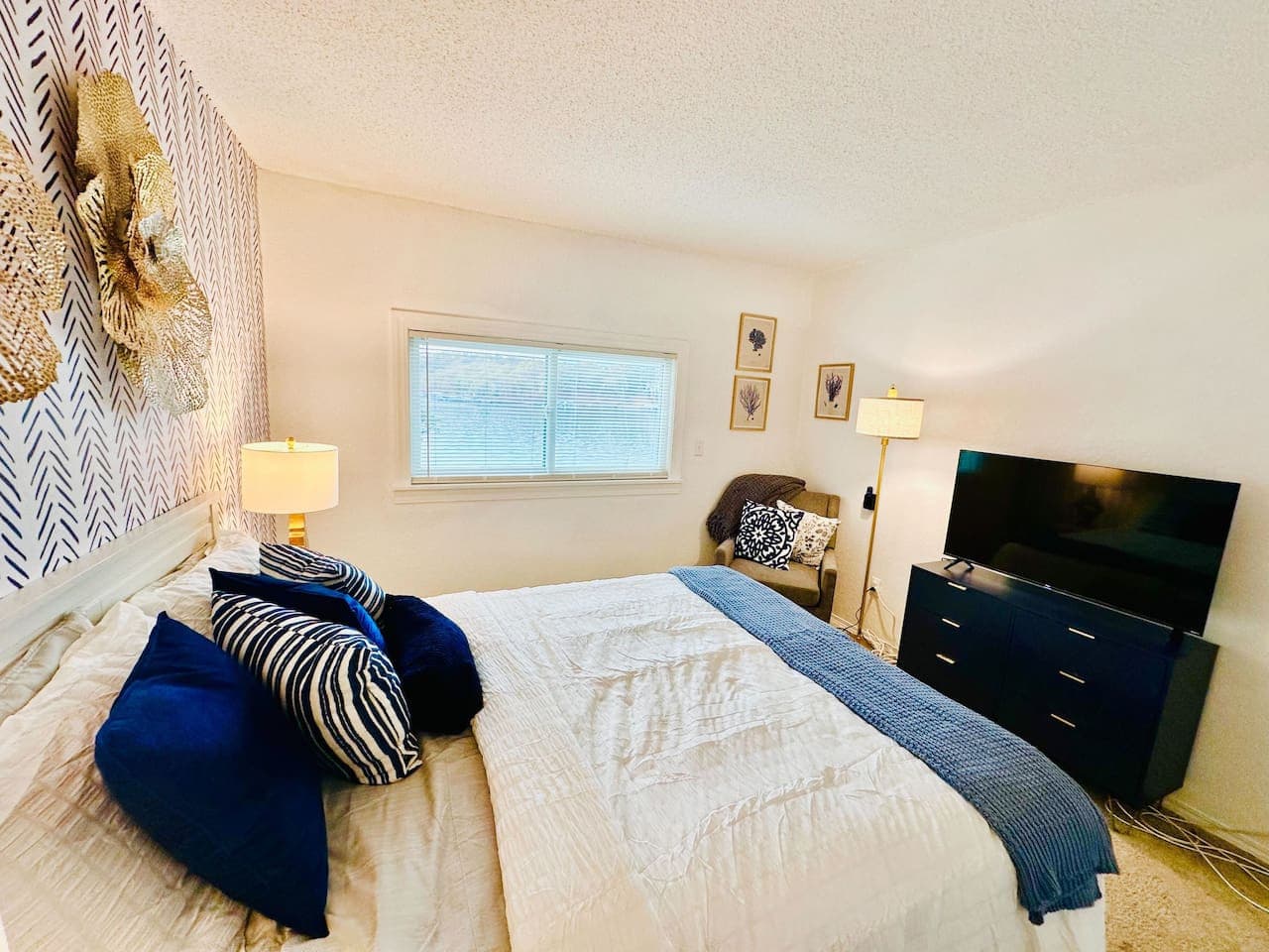 Sink into comfort in this beautifully designed bedroom, perfect for a peaceful night's sleep after exhilarating days on the Lake of the Ozarks. Recharge and repeat!