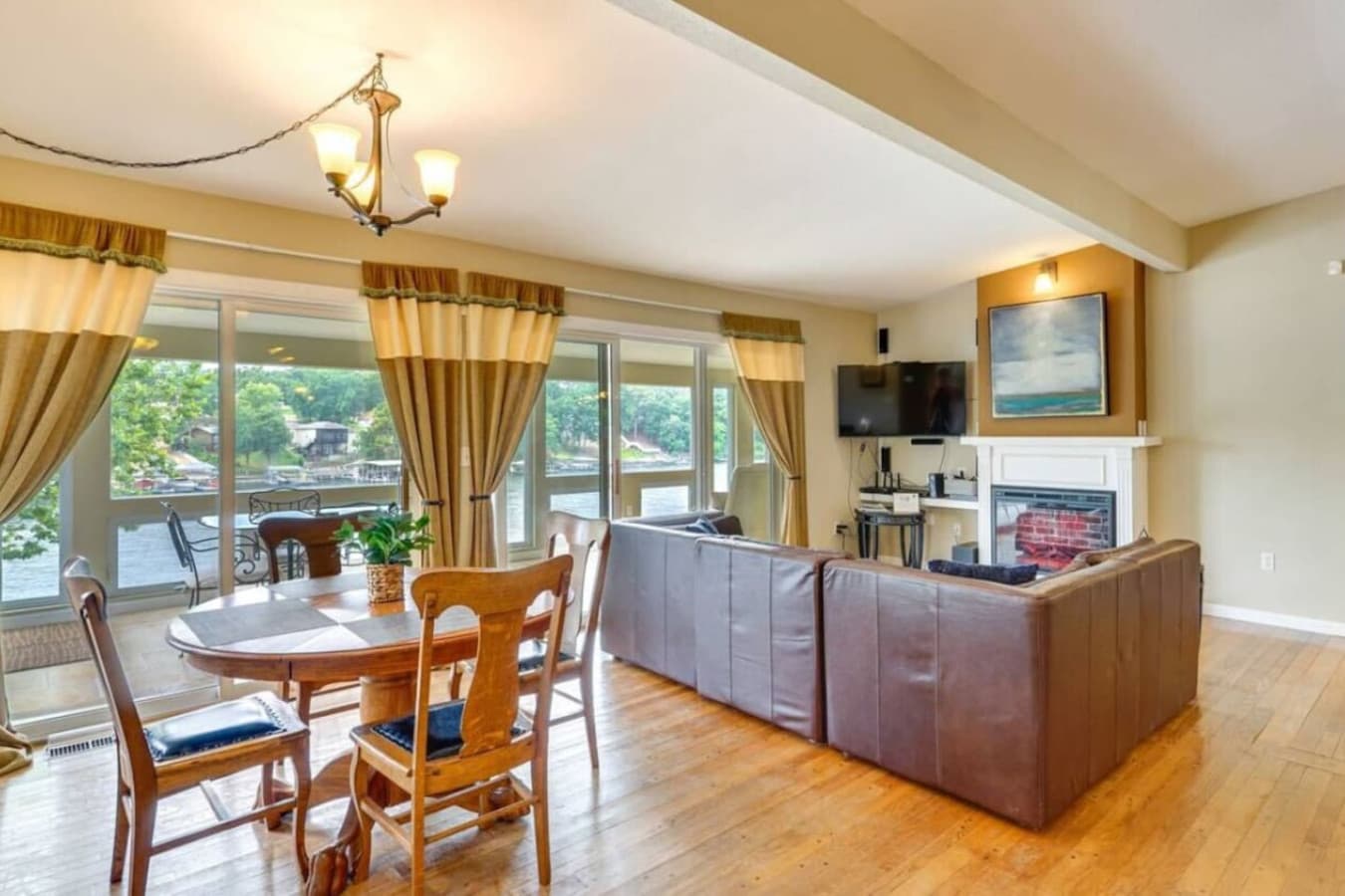 Bright and airy dining area with elegant seating, perfect for enjoying meals with family and friends while overlooking the lake.