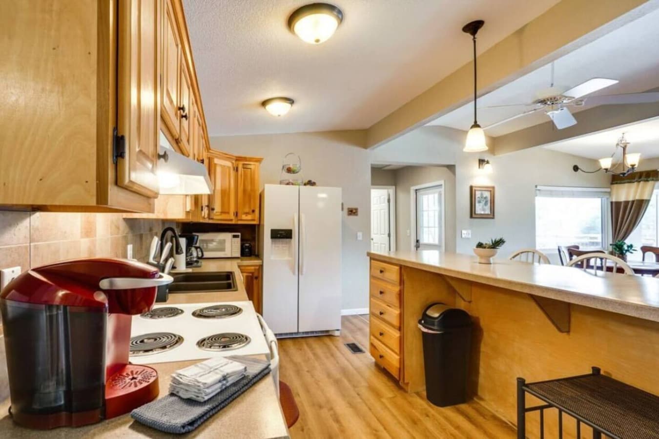 This fully equipped kitchen includes all essentials, ensuring a seamless and enjoyable cooking experience.