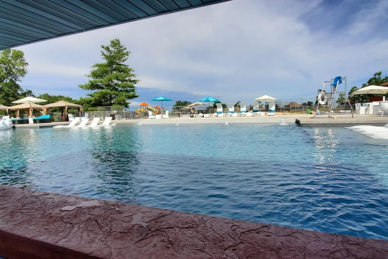 As a guest, enjoy access to the iconic Hippopotamus Pool—the Lake's largest swimming pool and concert venue—plus a convenient community grill for poolside cookouts and fun-filled days in the sun.
