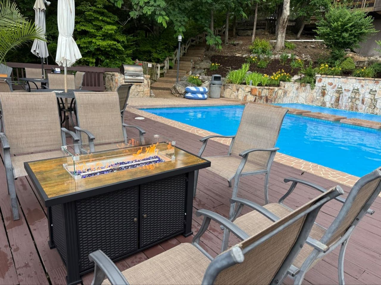 Cool off with a refreshing swim, then gather around a cozy firepit right by the pool area for s’mores and relaxation. The perfect lake retreat combines waterfront fun and fireside warmth for an unforgettable experience.
This keeps it short while opti