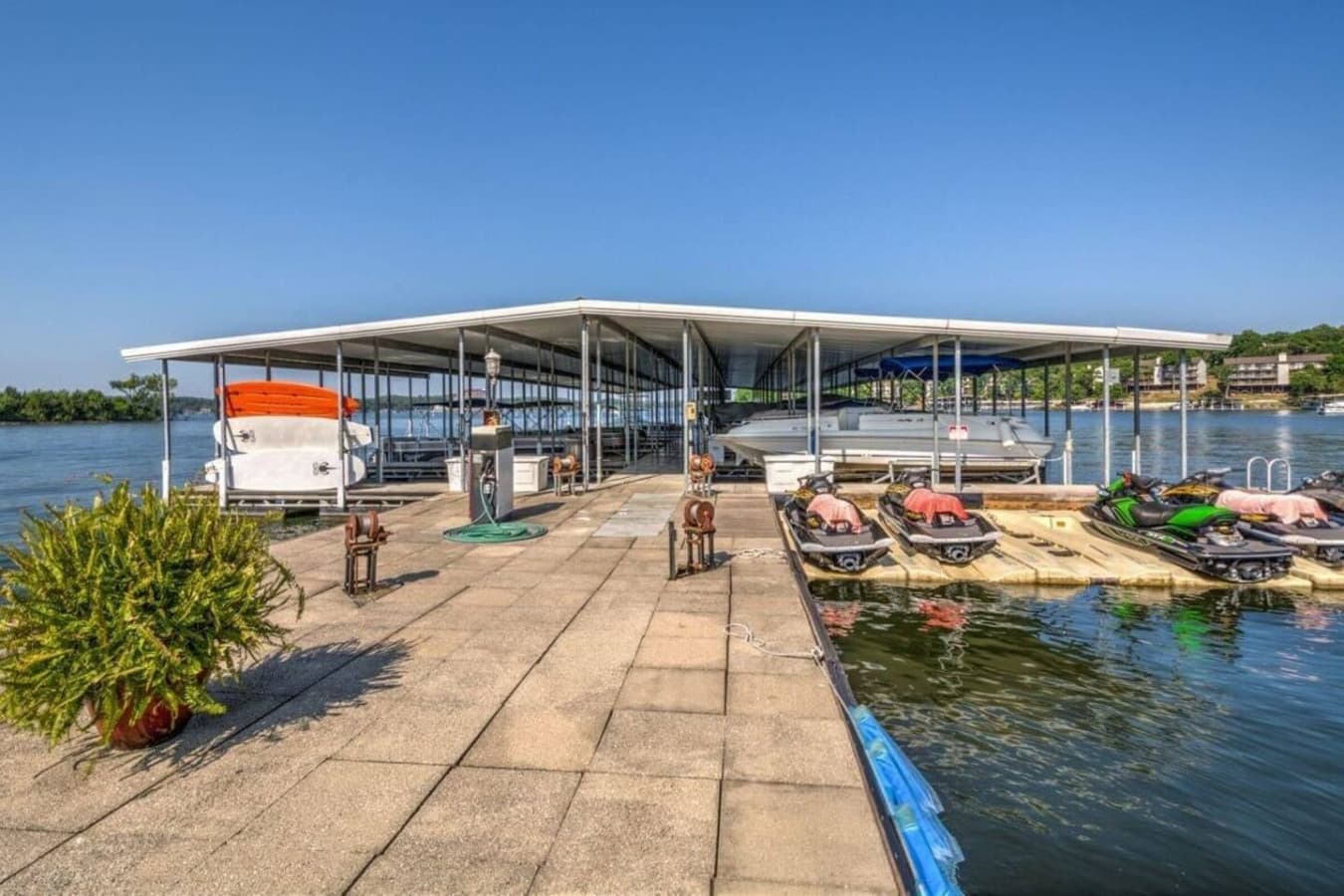 Easy access to boat rentals and lakeside adventures.