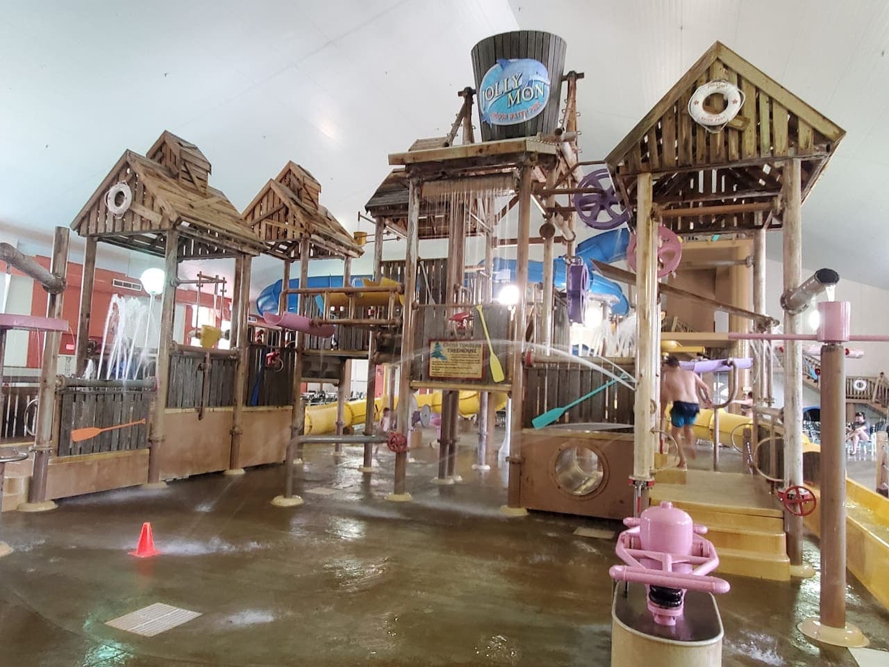 Keep the kids entertained for hours at this exciting indoor water park – pure fun for the whole family!