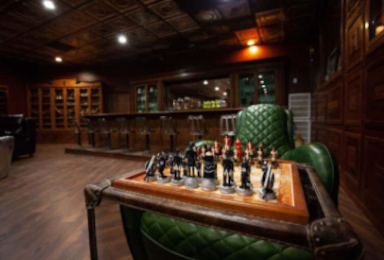 From casual drinks to nightlife fun, guests have access to all the bars and restaurants at The Regalia Hotel.