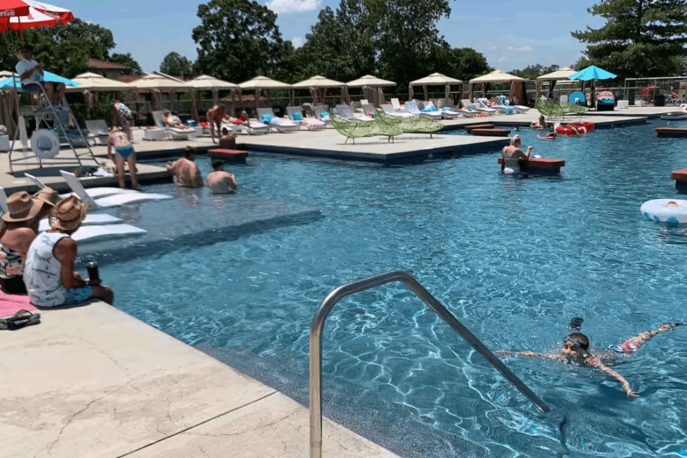 Enjoy complimentary access to the expansive Hippopotamus Pool, the largest swimming pool and concert venue at the lake. Guests also have access to a community grill. For an additional daily fee, you can utilize the gym, indoor pool, and hot tub year-
