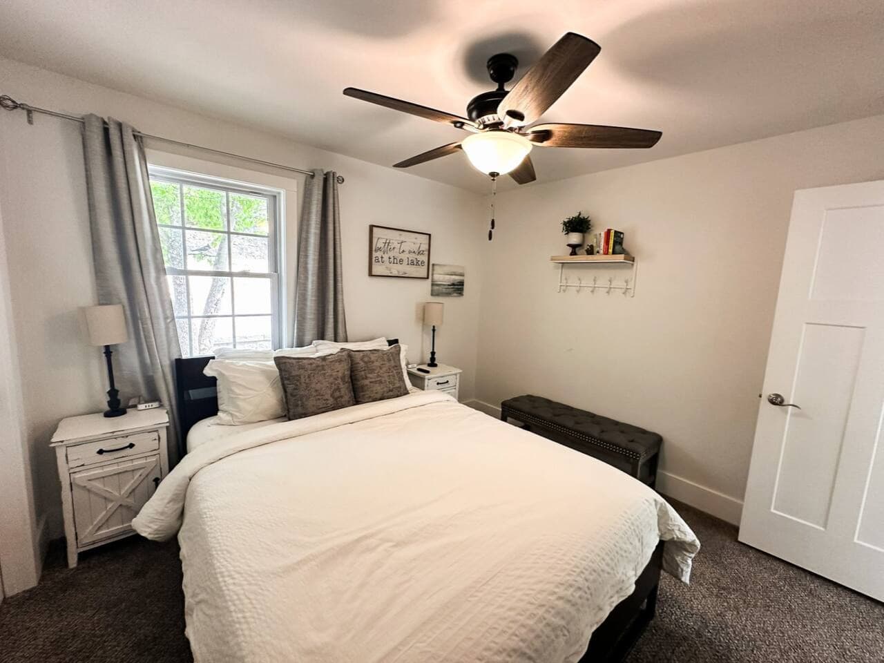 Mainfloor bedroom with 1 queen bedroom.