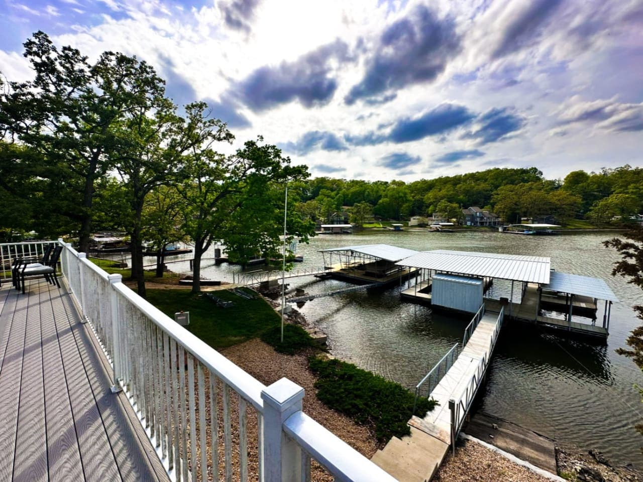 Stunning lakefront views.