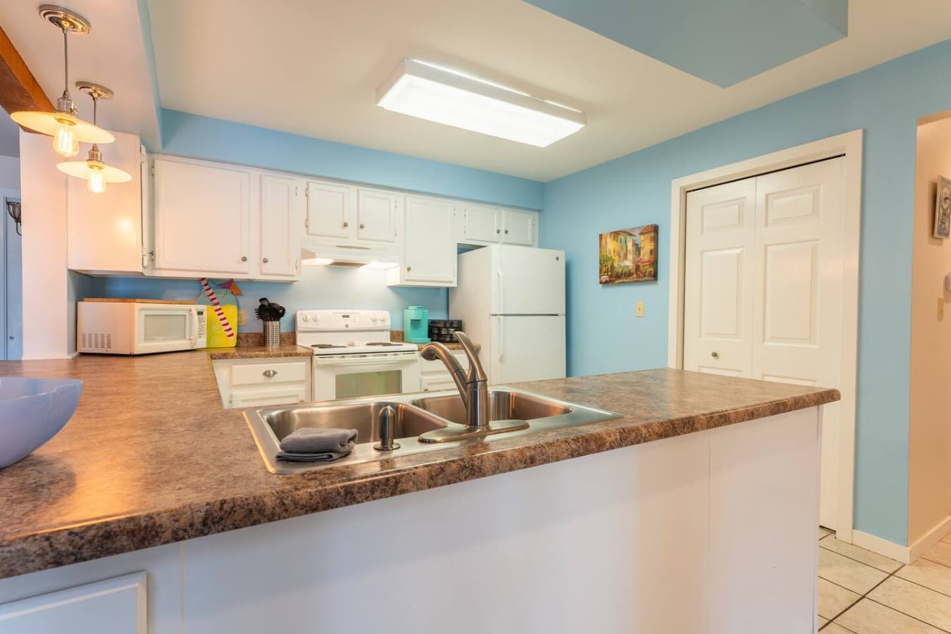 "Whip up delicious meals in our bright and fully equipped kitchen! Perfect for family breakfasts or preparing a feast after a day on the lake."