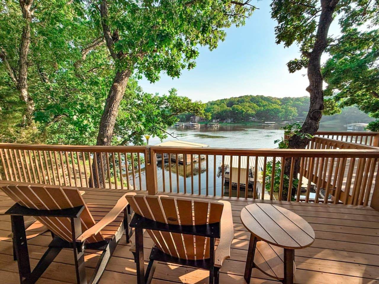 Outdoor dining, lakeside breezes, and your favorite people—Patriotic Shores is your getaway made easy.
