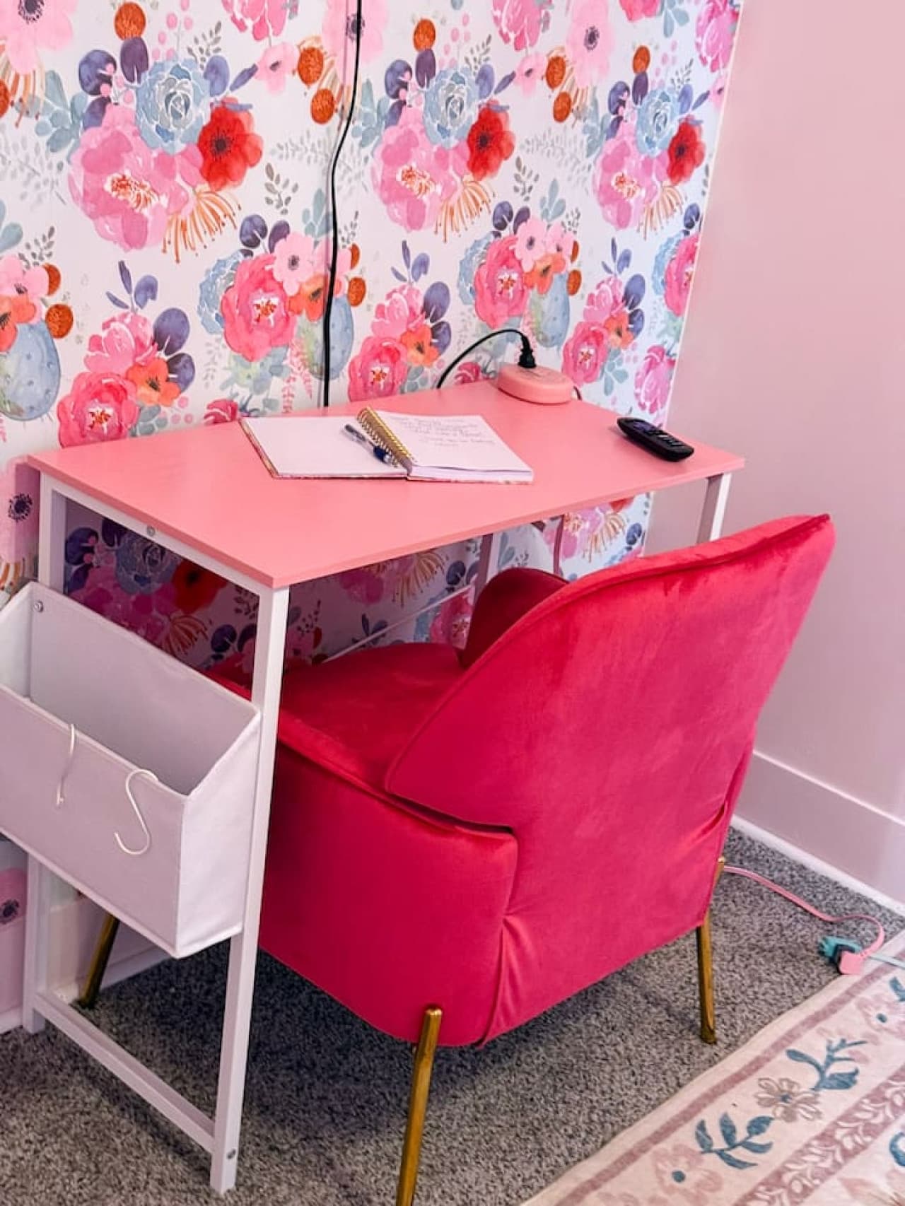 Stay productive in this cute pink-themed workspace with comfy seating and fast WiFi—perfect for remote work, business travelers, and extended stays near top attractions.