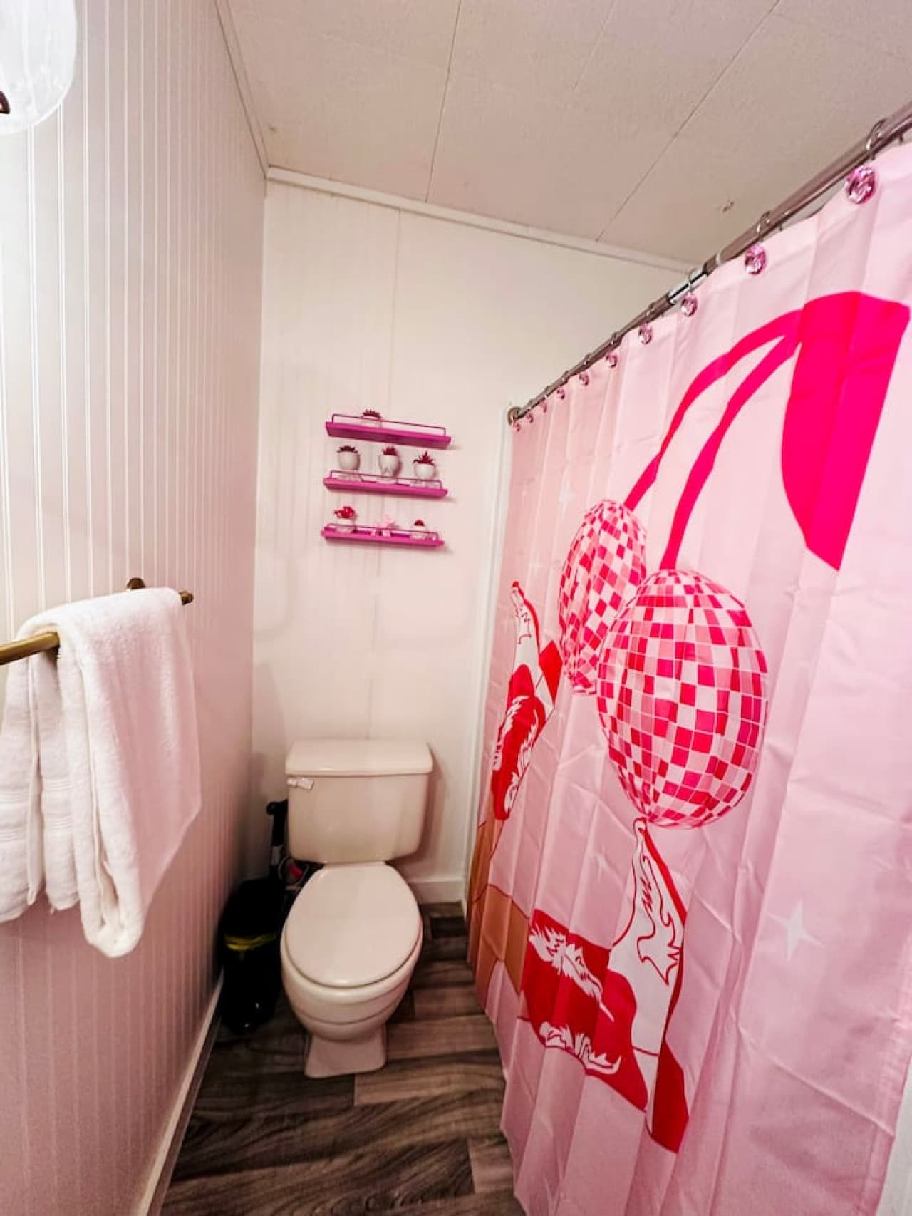 Freshen up in this stylish pink-themed Airbnb bathroom with plush towels and bold western-chic decor—perfect for girls’ trips, bachelorettes, and fun weekend getaways near top attractions.