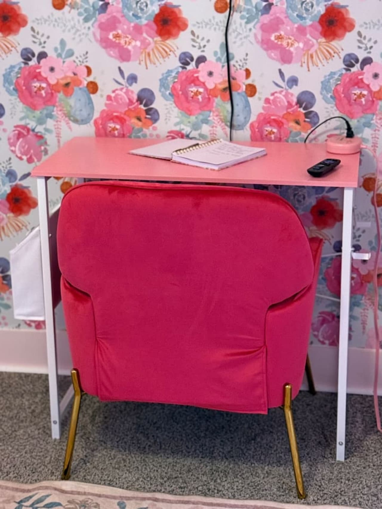 Get work done in this cute pink-themed Airbnb workspace with comfy seating and fast WiFi—perfect for remote workers, digital nomads, and extended stays near dining and attractions.