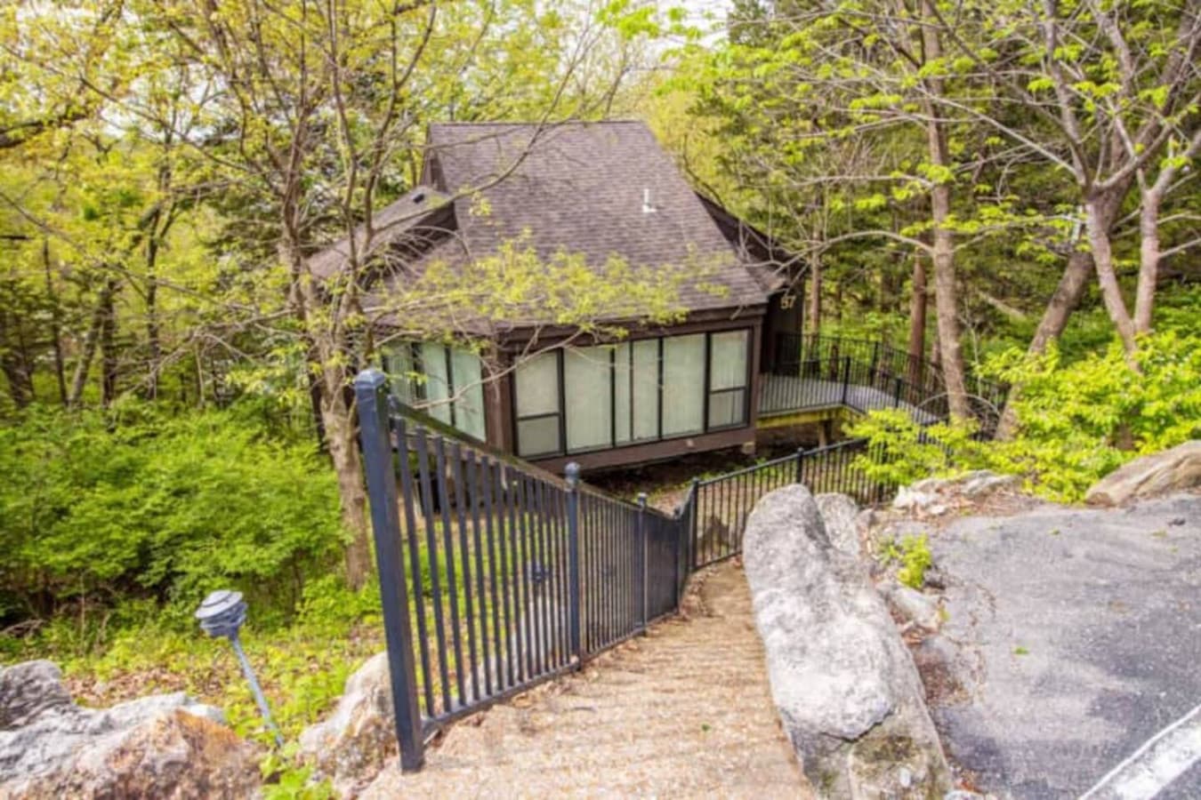 Step into a world of comfort and nature at Treeloft Villa 57, your perfect home away from home in the Four Seasons area.