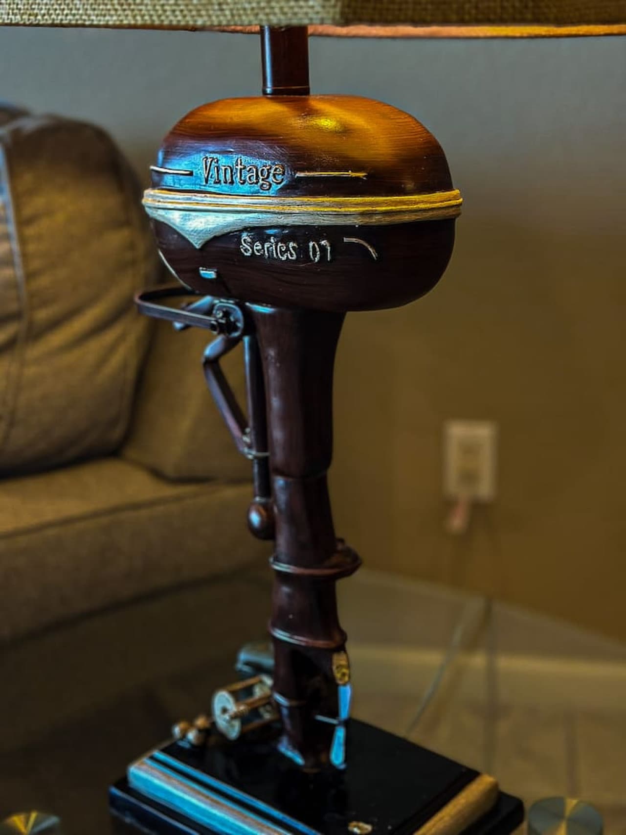 This distinctive lamp features a vintage boat motor design, adding a unique touch of nautical charm to the living space. The rustic aesthetic and warm glow create a cozy ambiance, perfect for guests seeking a character-filled retreat.