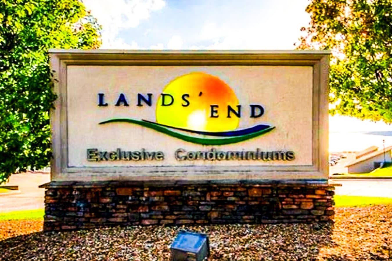 Find your escape at Look Out on Lands End, where luxury and adventure meet.
